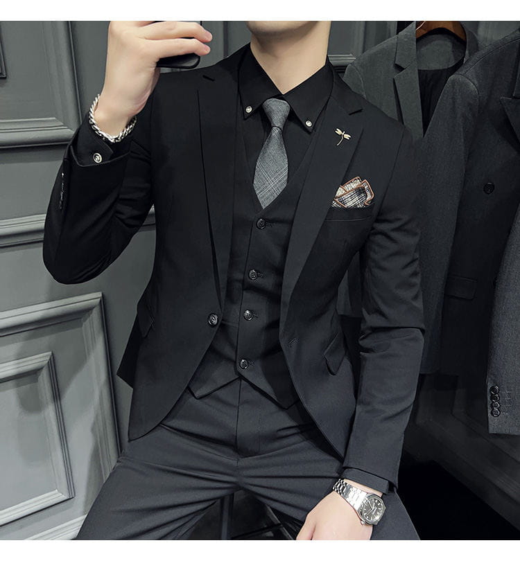 Ensemble de costume slim fit noir pour homme, avec coupe sur mesure, texture discrète, gilet assorti et pantalon, comprenant 9 pantalons courts à la cheville et un type de fermeture par boutons.