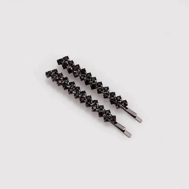 クリスタル・ラインストーンヘアクリップセットに含まれる、洗練されたメタリック仕上げのブラック・ラインストーンヘアクリップです。