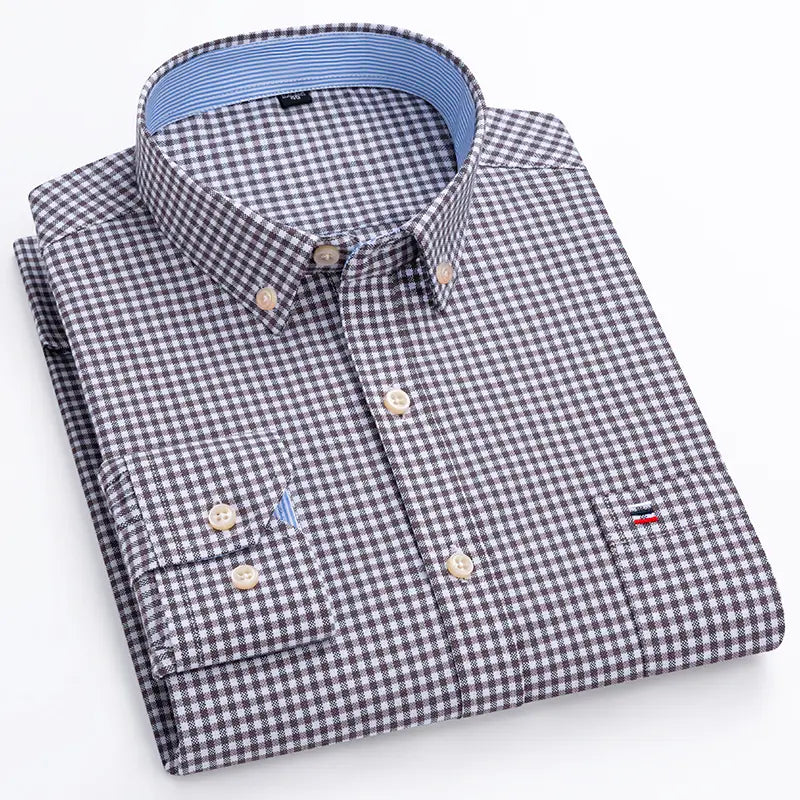 Chemise oxford à carreaux en coton, grande taille pour homme, avec un motif gingham noir et blanc classique, une doublure intérieure de col bleu clair, des boutons beige, et des logos de marque discrets sur les poches de la poitrine.