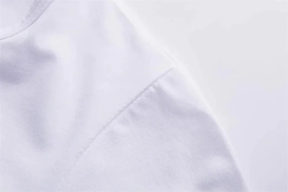 una nítida camiseta casual de manga corta de algodón blanco con estampado floral, con una costura limpia y ajustada.