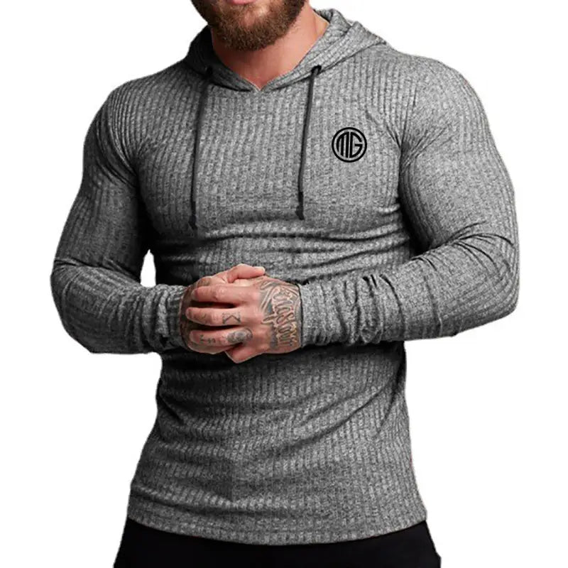 Sudadera con capucha tipo pulóver de punto ajustada para hombre en gris, tejido acanalado, con un logotipo circular negro en el pecho