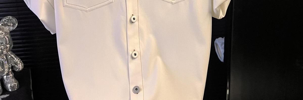 Herren-Hemd mit kurzem Ärmel, lässigem Design, Knopfverschluss und Cardigan-Optik in Weiß mit dezenten Ziernähten und passenden Knöpfen, geeignet für den Freizeitgebrauch.