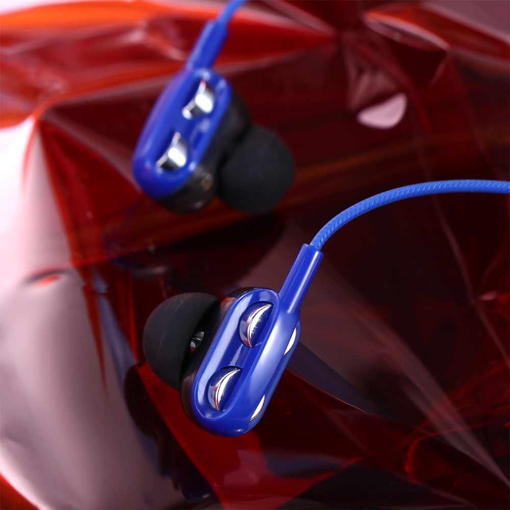 Casque stéréo filaire d’écouteurs à double dynamique bleus, avec boutons de commande argentés et embouts d’oreille noirs munis d’un connecteur 3,5 mm.