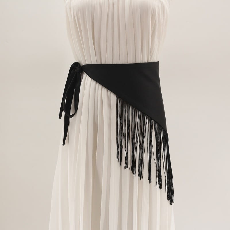 Ceinture de taille à franges noires, finition aspect satin, avec un nœud en ruban noué.