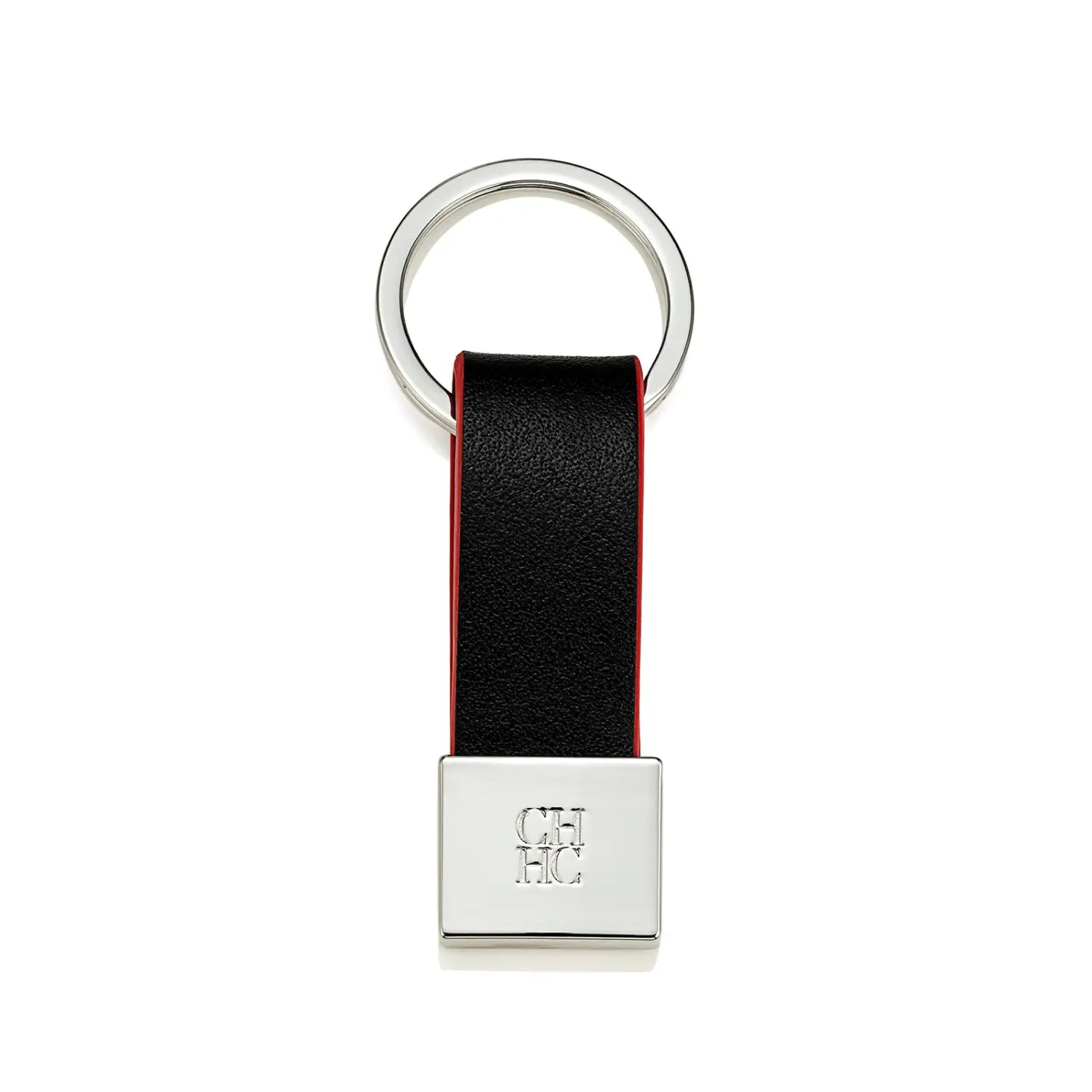 Porta llaves de cuero negro con costuras rojas y una placa rectangular chapada en plata con el logotipo ch hc, ideal como accesorio de equipaje minimalista.