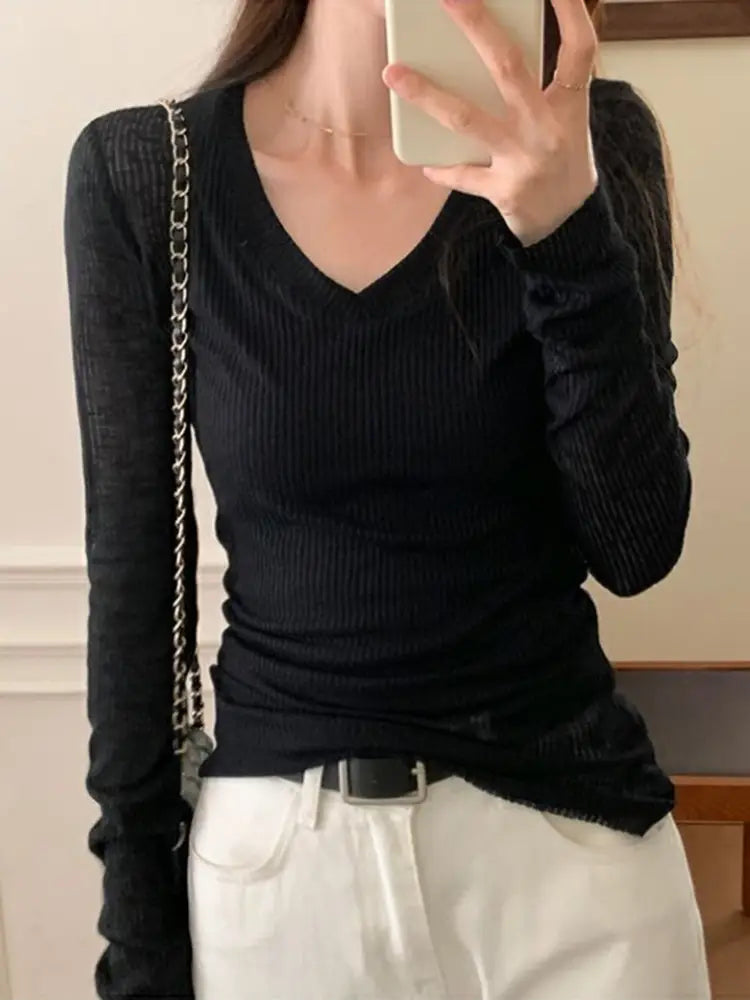 Schwarzer gerippter schierer Langarm-V-Ausschnitt-Top für Damen aus schmalem Casual-Gewebe, entworfen für den täglichen Gebrauch