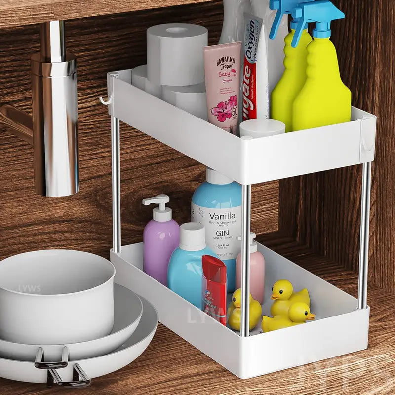 Organisateur d’évier à deux niveaux en plastique et métal de couleur blanche, avec un design minimaliste élégant, idéal comme rangement de placard pour une utilisation dans la cuisine et la salle de bain