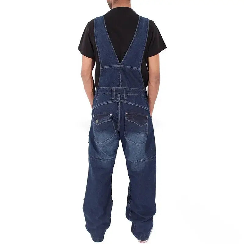Dunkelblaue Jeanslatzhose mit klassischem Design und sichtbaren Nähten, mit baggy Passform und mehreren Taschen für Herren.