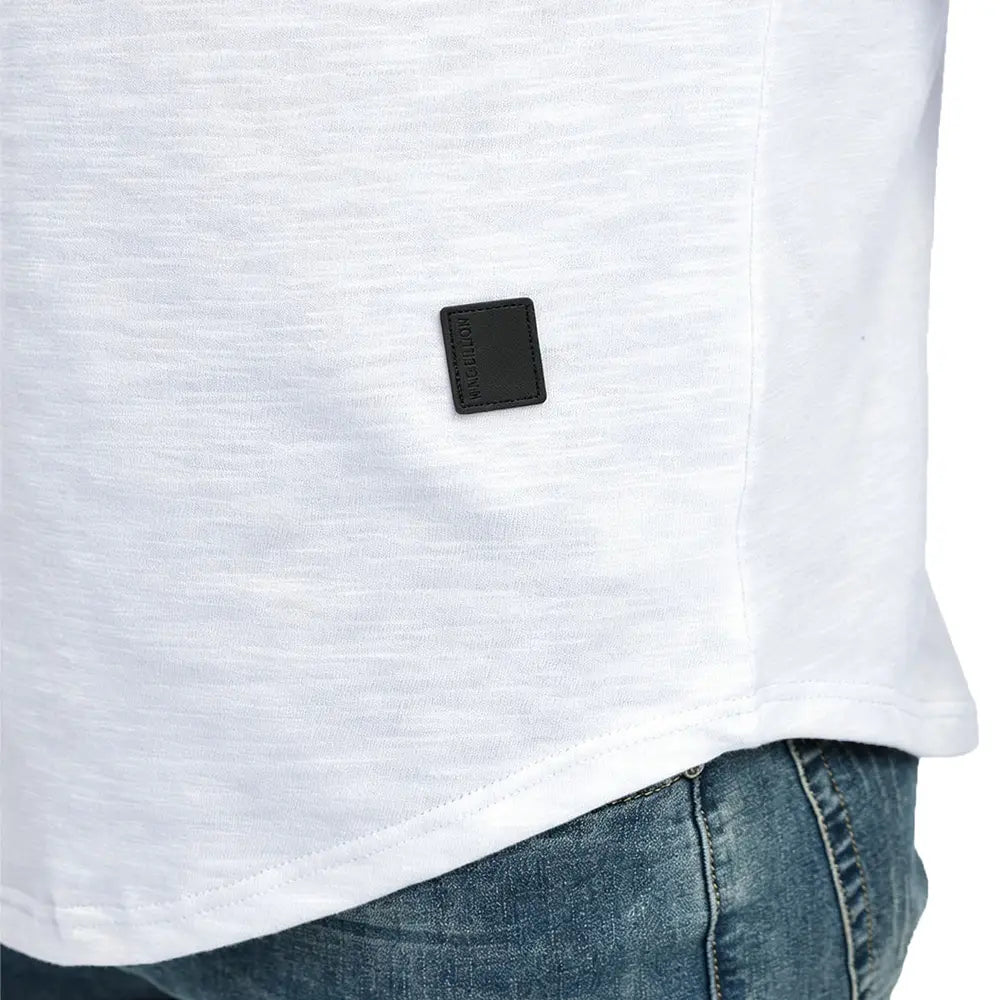 Veste à capuche respirante légère pour homme, à manches courtes, dotée d’un tissu en coton texturé blanc avec un écusson en cuir noir sur la partie inférieure gauche, idéale pour une tenue décontractée.