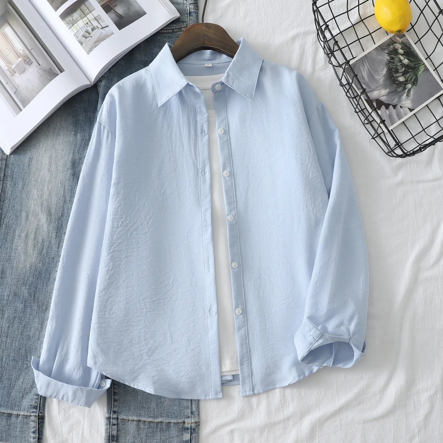 Hellblaue Damen-Casualbluse aus Baumwollmischgewebe mit langen Ärmeln mit klassischem Kragen und umgeschlagenen Bündchen.