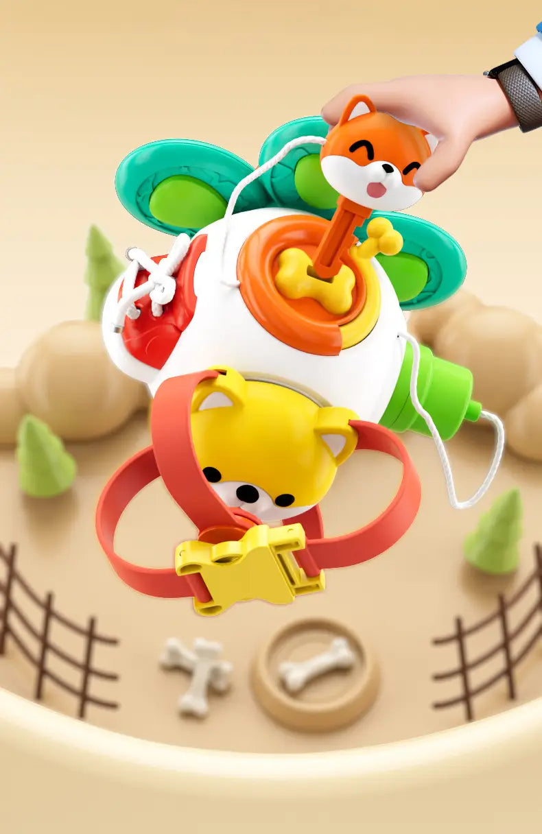 Jouet de voyage cube d’occupation Montessori : design multicomposant coloré avec une base blanche, des accents orange et verts, et des figurines d’animaux de dessin animé, dont un renard orange et un ours jaune.