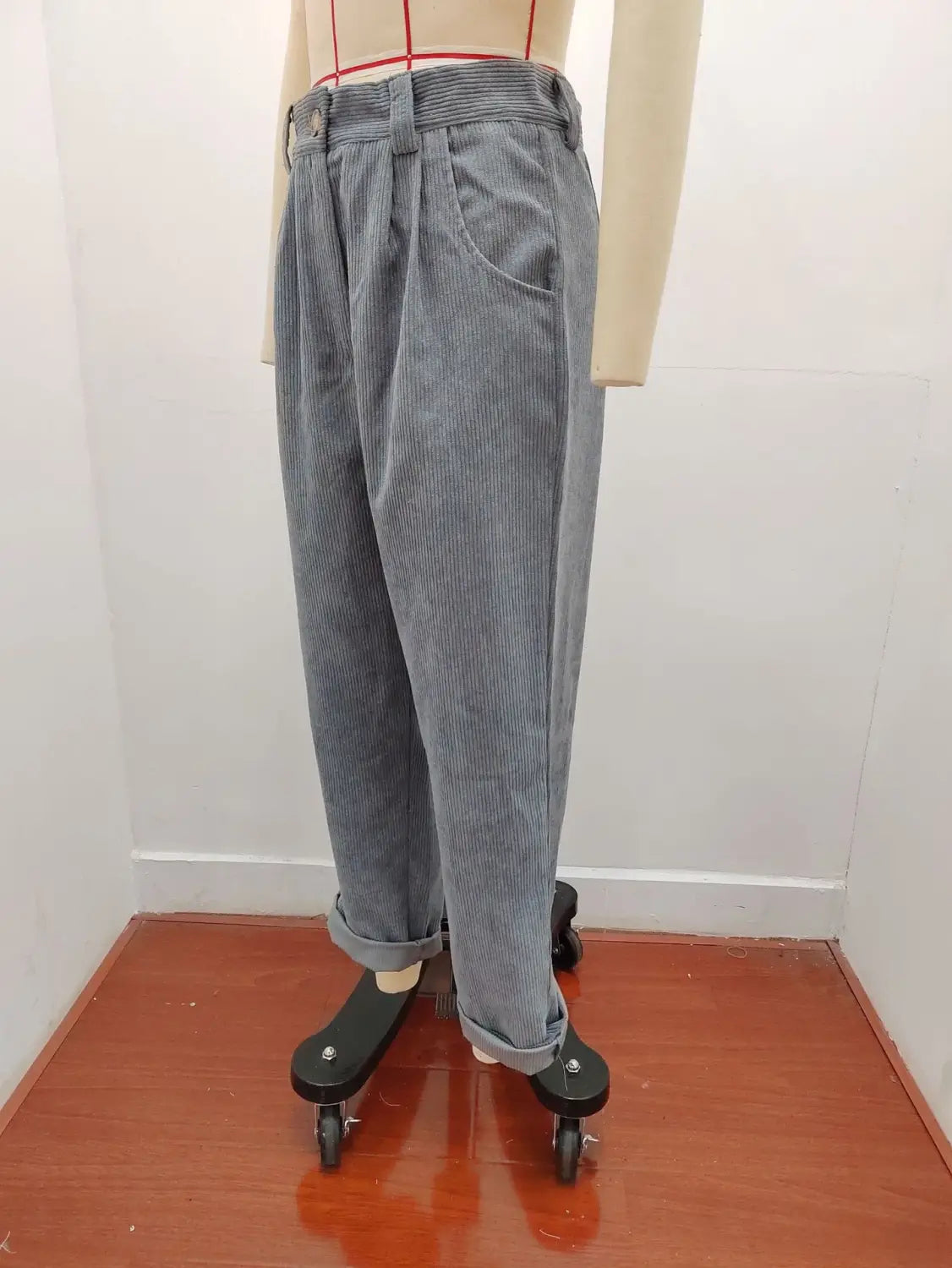 Pantalon en velours côtelé gris taille haute ample avec une coupe ample décontractée et des bas retroussés.