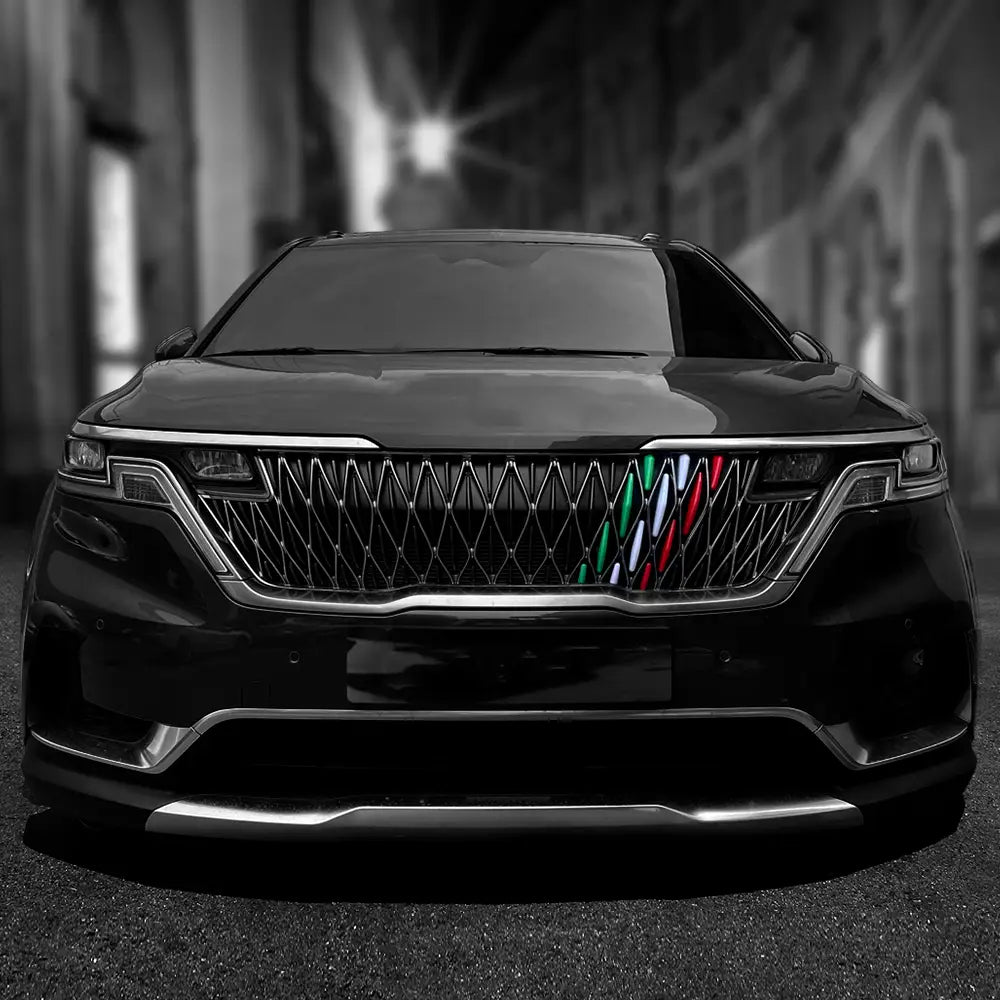 Schwarze Kia Carnival Ka4 SUV-Frontgrill-Zierleiste aus ABS-Material mit einem markanten, diamantförmigen Design, das farbenfrohe vertikale Streifen in Grün, Weiß und Rot für die Jahre 2022–2024 aufweist.