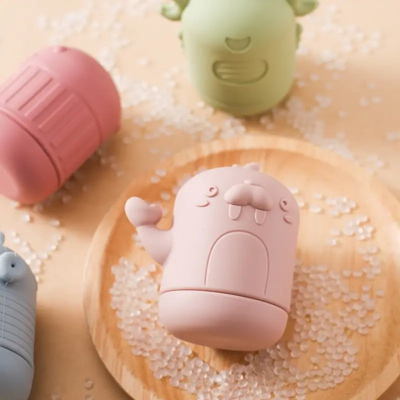 Rosa Silikon-Koala-Baby-Badesprinkler-Spielzeug in Form einer lächelnden Figur mit erhobener Hand und Design einer reisegroßen Toilettenartikel-Flasche