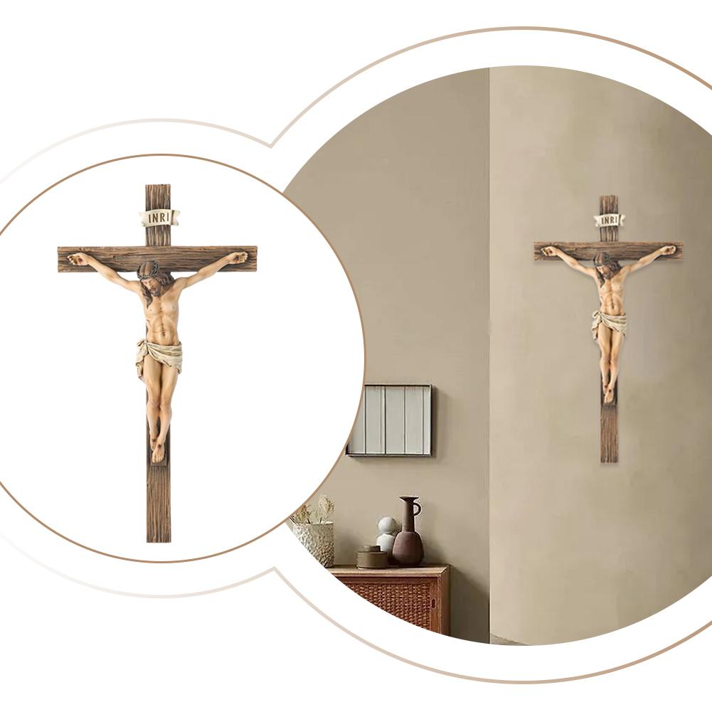 Crucifijo de madera de resina en forma de figura de cruz pascual, con figura esculpida detallada de Jesús y una pequeña placa con la inscripción INRI para decoración religiosa del hogar.