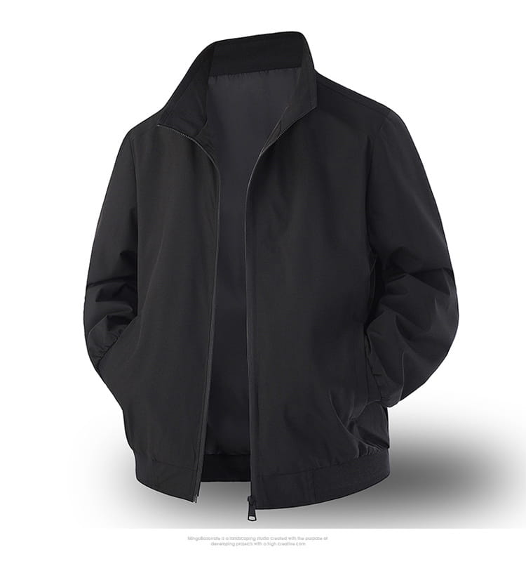 Chaqueta cortavientos ligera para hombre en color negro con un diseño de cremallera frontal elegante, detalles de costura sutiles y cuello vuelto.