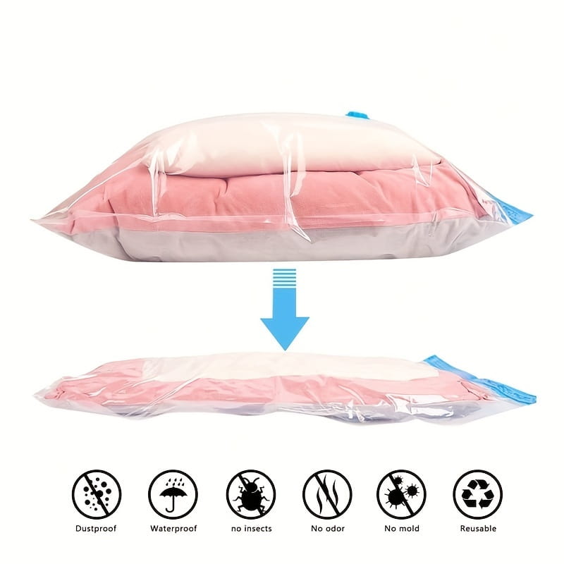 Sac de rangement sous vide en plastique transparent avec bande d’étanchéité bleue contenant un tissu rose, adapté au rangement des vêtements de bébé et du linge de lit.