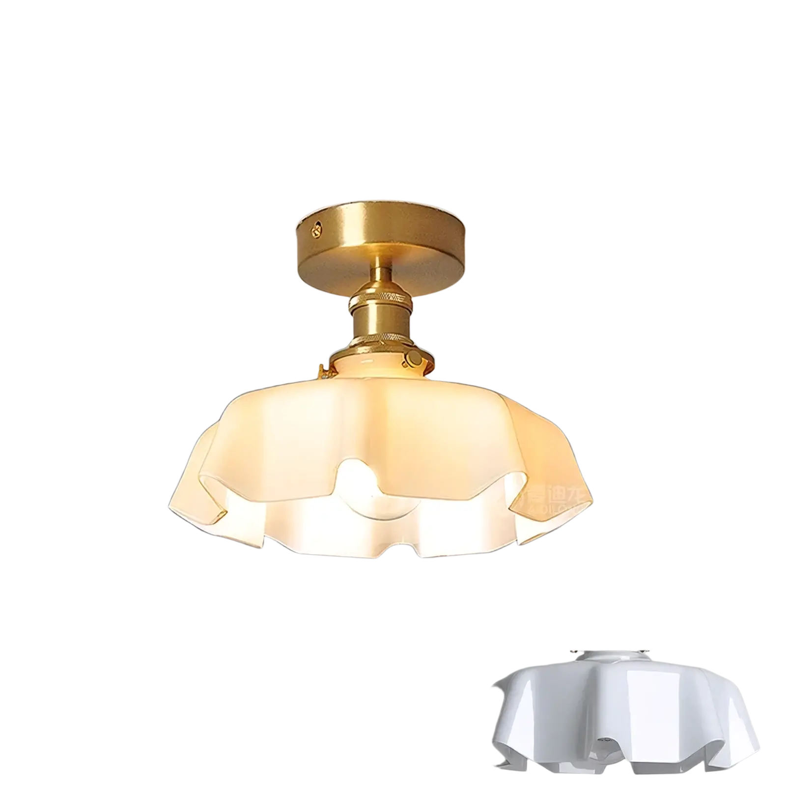 Un luminaire de plafond de style vintage en laiton avec un abat-jour à jupe florale en verre à surface mate en forme de pétales et une tête de lampe en cuivre, vu depuis le dessous.