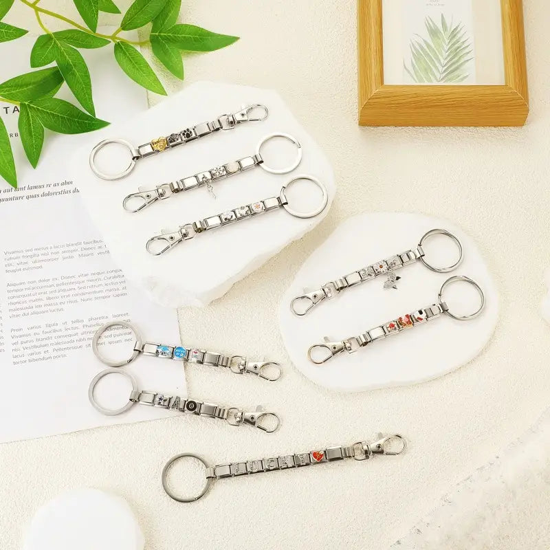 Llavero con dije de eslabones italianos color plata, hecho de metal, con una cadena de eslabones rectangulares con letras grabadas y pequeños acentos de gemas para uso personalizado en bricolaje.