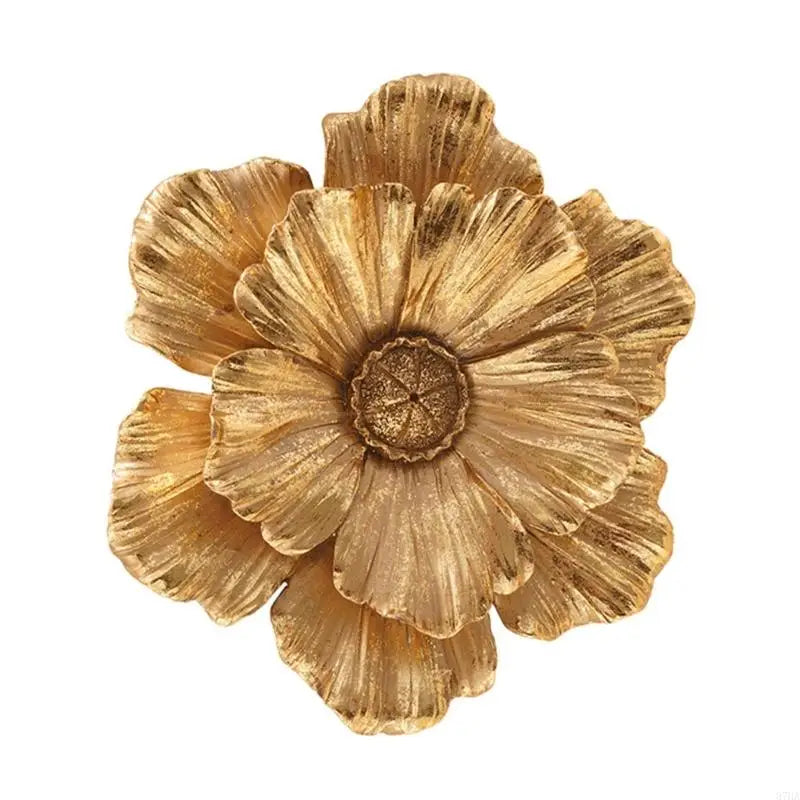 Décoration murale de fleur tridimensionnelle dorée en résine, avec pétales texturés et un centre détaillé en tant que sculpture en relief d’accent floral.