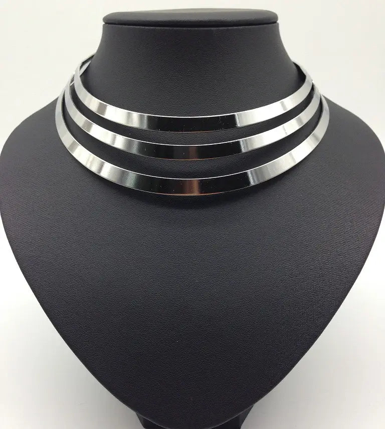 Collar tipo gargantilla plateado en tono dorado multicapa, con un diseño moderno y refinado que combina el estilo de cadena punk y elementos dorados.