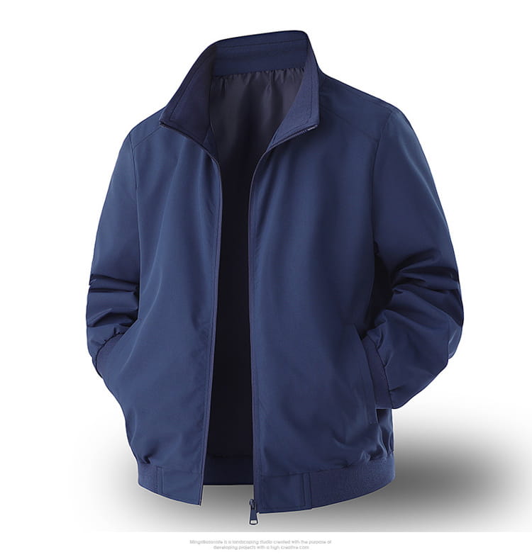 Chaqueta cortavientos ligera para hombre en color azul marino con cierre frontal con cremallera, cuello alto y bolsillos frontales diseñados para resistir el viento.