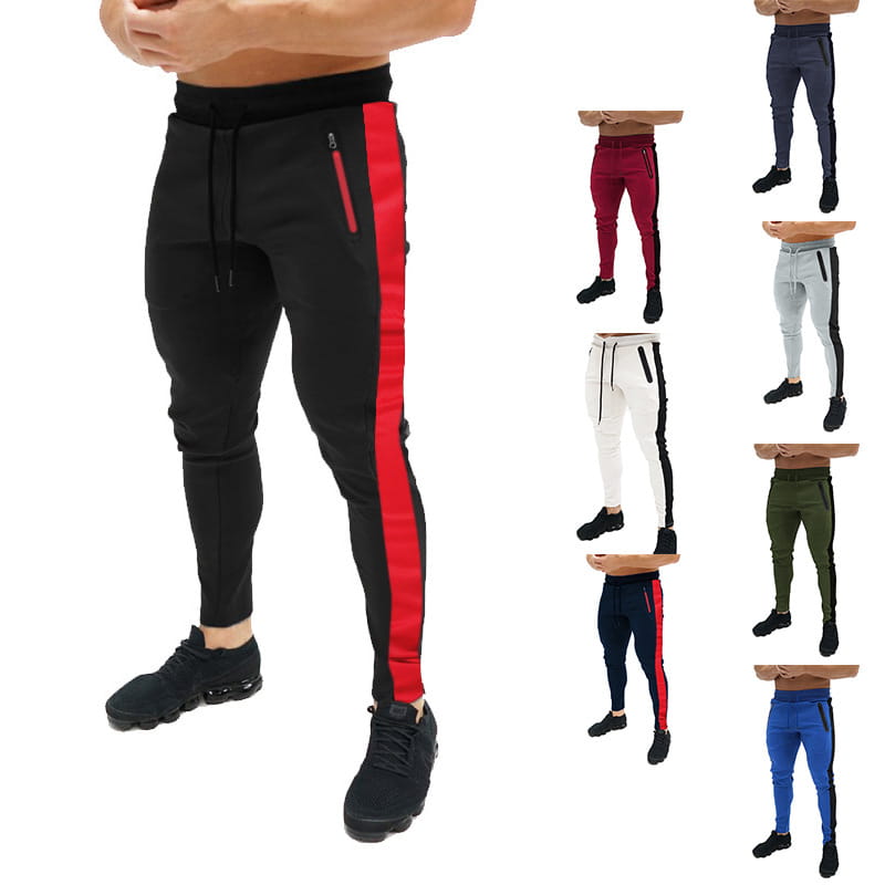 Pantalones cargo negros de hombre, joggers casuales holgados, con una franja vertical roja intensa en el lateral, que incluyen cintura ajustable con cordón y un bolsillo con cierre para un almacenamiento seguro.