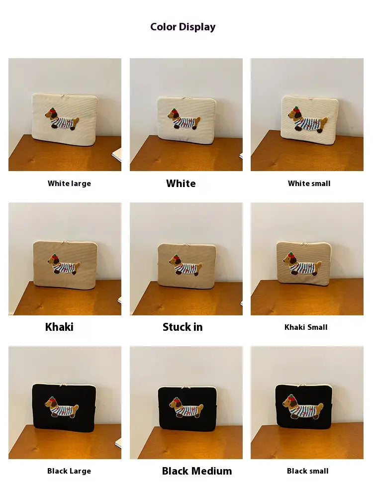 Eine weiche Kord-Laptophülle für MacBook Pro in Weiß, Khaki und Schwarz mit einem bestickten Dackel mit gestreiftem Körper und roter Mütze.
