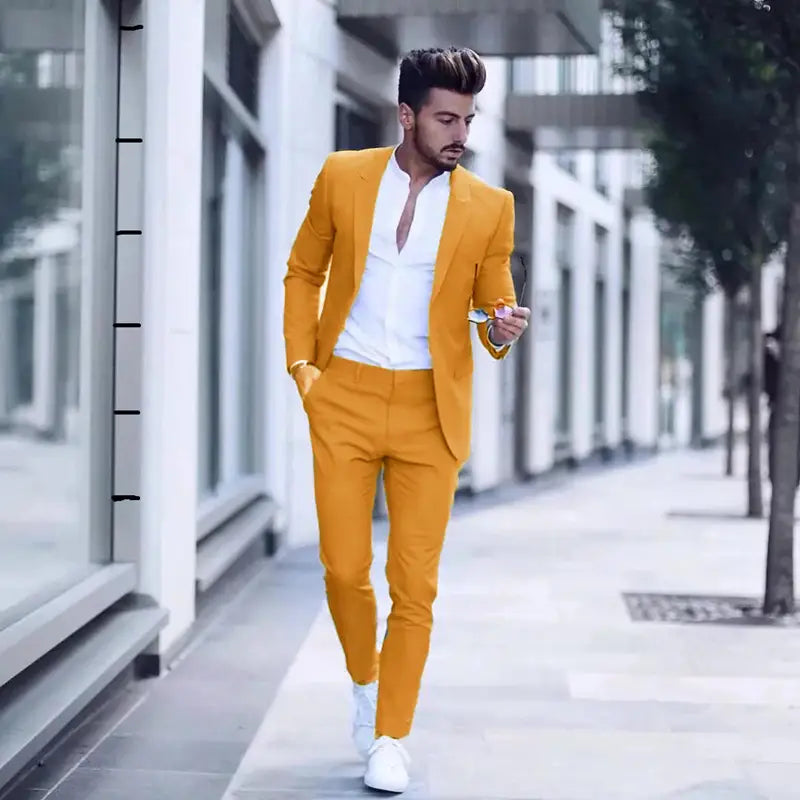 Ein markanter senfgelber Herrenanzug im Slim Fit mit Revers mit Schalkragen für Hochzeitstuxedos, mit passenden Hosen und einer eleganten Verschlussart, geeignet für verschiedene Körpergrößen.