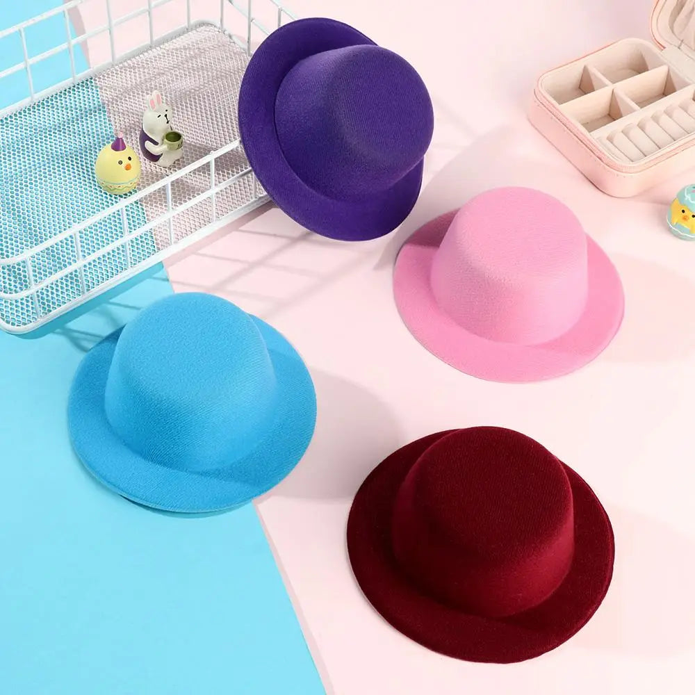 Quatre chapeaux fedora en feutre pour poupées en peluche aux couleurs variées : violet, rose, bleu et bordeaux, pour accessoires de mode destinés aux poupées de 60 cm.