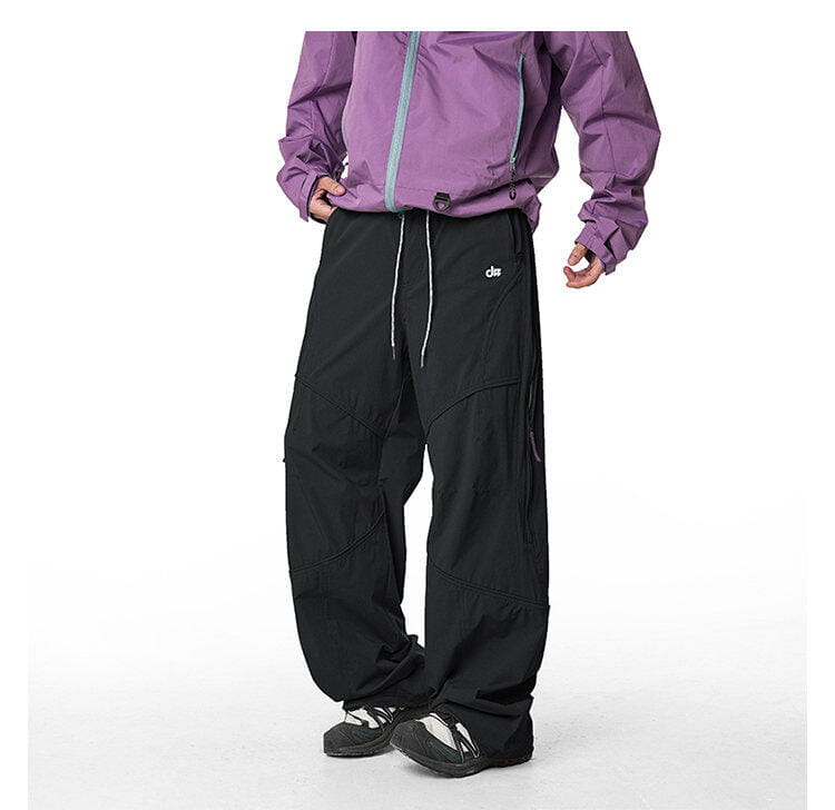 pantalones cargo impermeables de senderismo en negro, con ajuste relajado, múltiples bolsillos, material de secado rápido y cordones blancos.