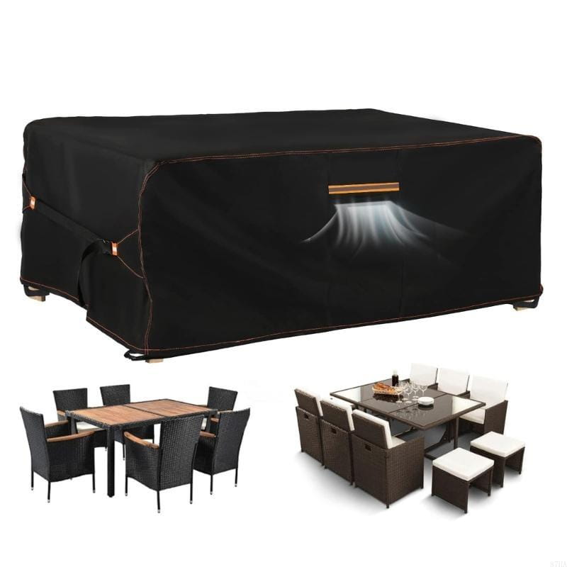 Funda negra impermeable para muebles de exterior hecha de tela Oxford con cremallera de tono dorado y costuras reforzadas.