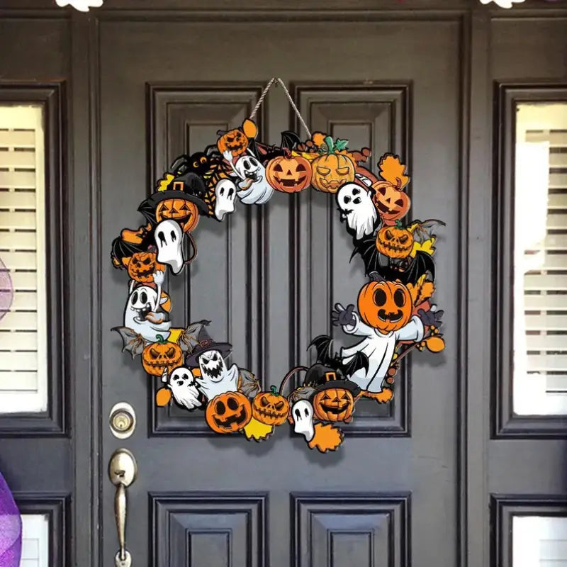 Une enseigne festive en bois pour citrouille d’Halloween et fantôme, suspendue, présentant une couronne ornée de citrouilles orange, de fantômes blancs et de chauves-souris noires, dans un design façon dessin animé.