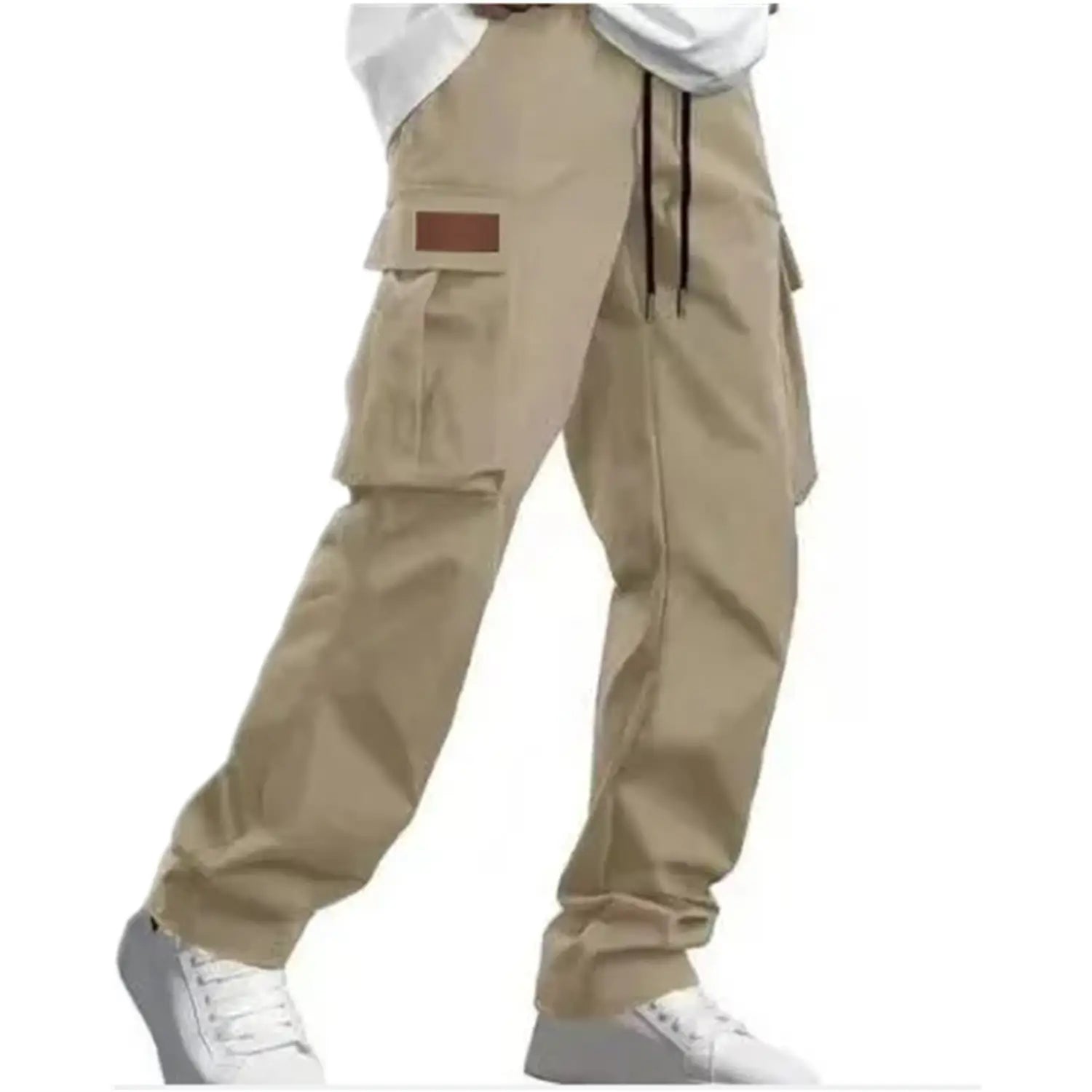Beige Herren-Cargohose mit lockerer Passform, mehreren Taschen und einem braunen rechteckigen Patch am Oberschenkel, ausgelegt für lässige Arbeitskleidung.