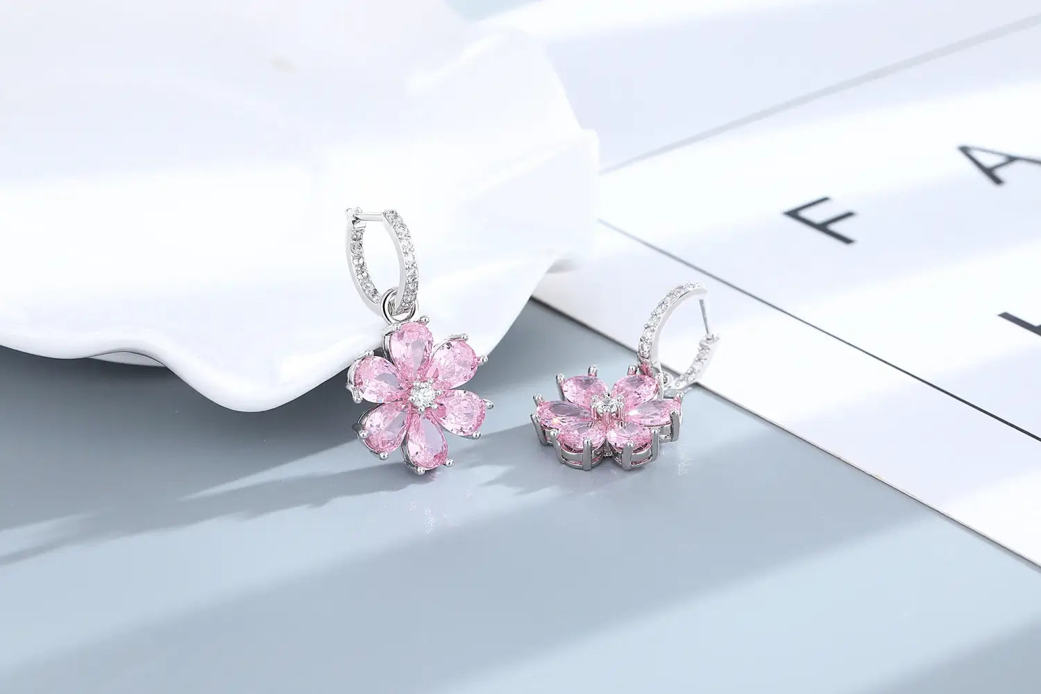 Schmuckset „Silber Pink Kirschblüte“ mit Ohrringen in Form einer pinkfarbenen Kirschblüte mit silberfarbenen Creolen und funkelnden Kristallakzenten
