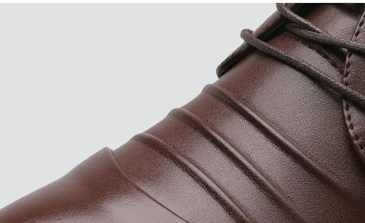 Botín de cuero marrón con cierre mediante cordones y detalles cosidos, con textura lisa y flexible para uso formal en zapatos de vestir de hombre.