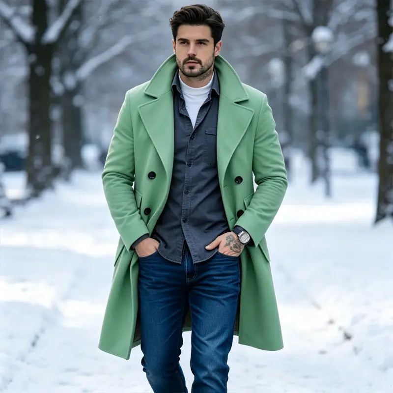 Un homme portant un manteau long en laine mélangée, coupe ajustée slim, à double boutonnage, de couleur vert vif, avec des boutons noirs.