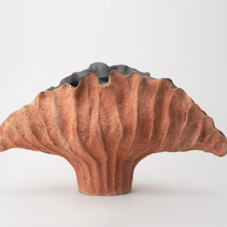 Un vase à fleurs en céramique de couleur terre cuite, à la forme rainurée en éventail et à l’intérieur gris foncé, conçu pour une poterie décorative moderne avec des effets d’exposition, dans les dimensions 37 x 12 x 23 cm et 45 x 14 x 25 cm