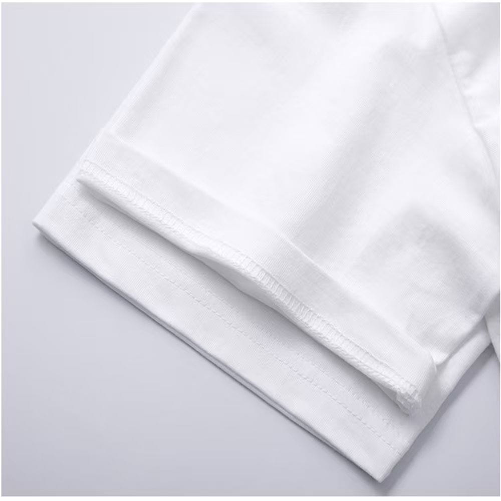 Schlichtes Grafik-Baumwoll-T-Shirt in Weiß mit ordentlich umgeschlagenen Ärmeln und sauberer, einfacher Näharbeit.