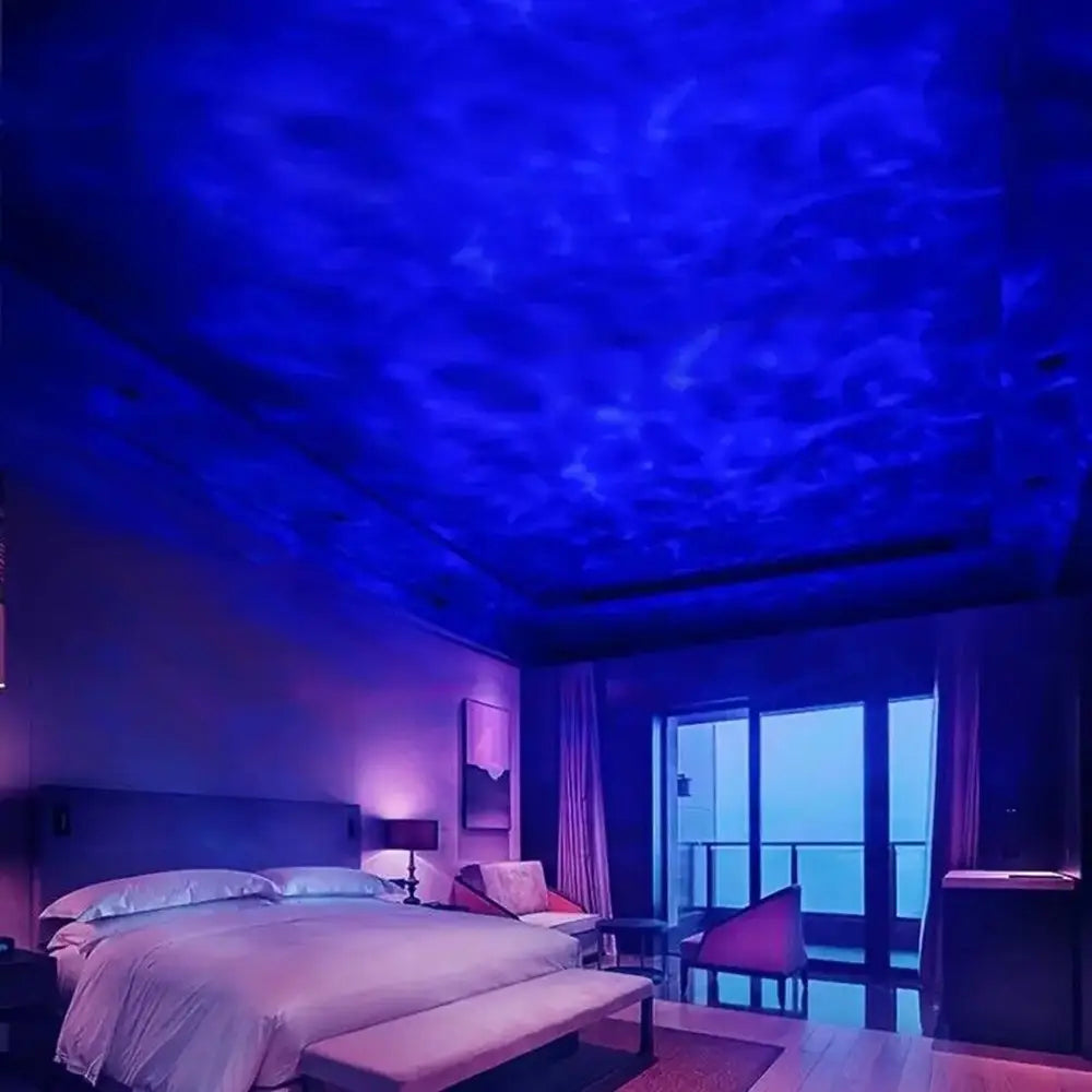 La veilleuse à projection de ciel étoilé affiche un plafond bleu profond vibrant, avec un motif texturé rappelant des nuages, imitant un ciel nocturne étoilé pour des veilleuses d’ambiance.