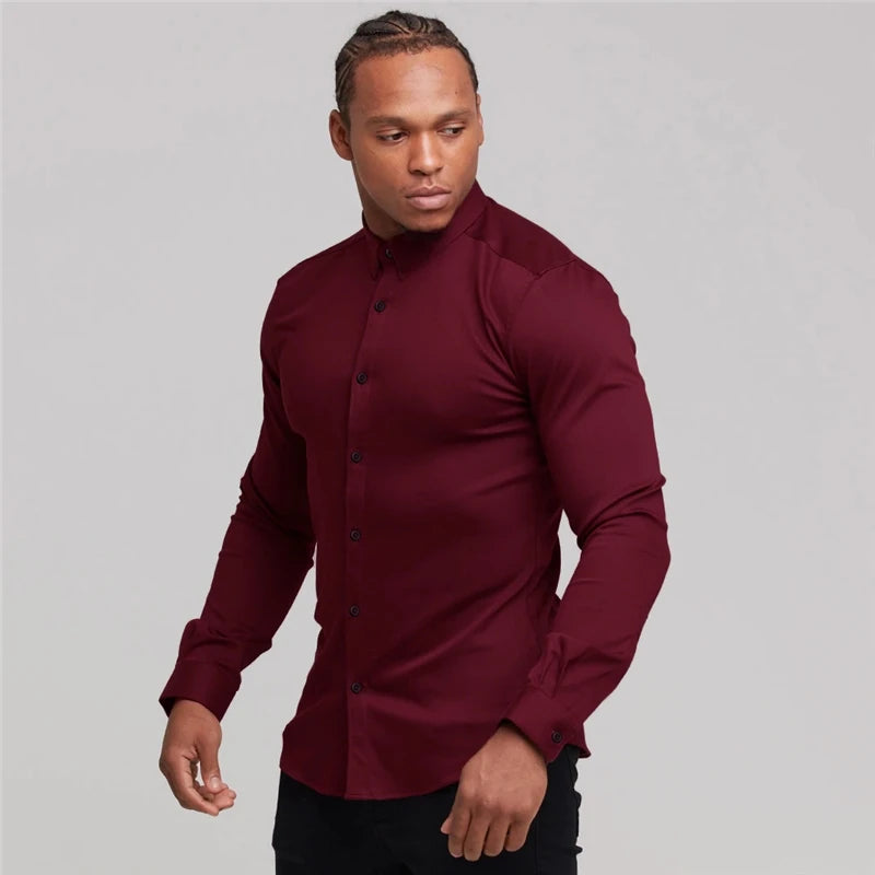 Chemise habillée ajustée pour hommes, coupe muscle, bordeaux élégante, manches longues, design slim avec boutonnage à patte, col montant, avec de légers plis.