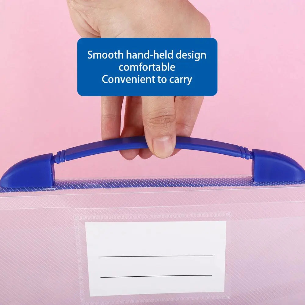 Pochette-sac de rangement pour documents A4 extensible en plastique rose translucide avec poignée moulée bleue, conçue pour un transport confortable à la main