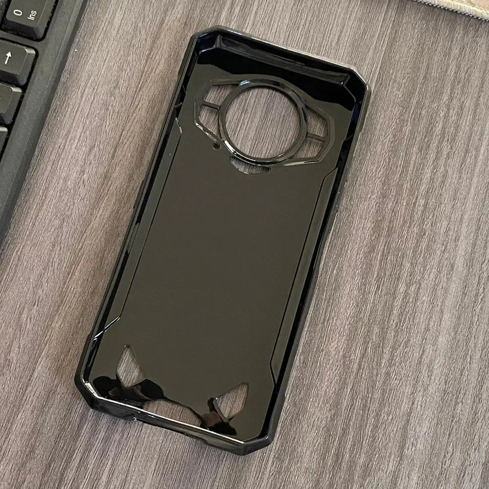 Funda para teléfono resistente Doogee S200 5G negra con acabado brillante, con diseño angular y recortes para la cámara, mostrada desde la parte posterior