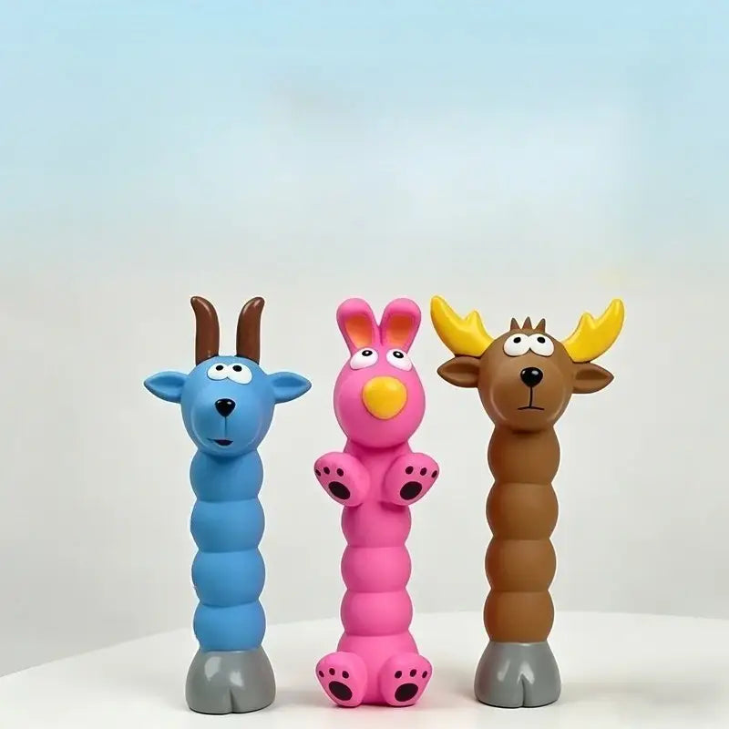 青い山羊、ピンクのうさぎ、茶色のヘラジカの形をした、色鮮やかな分節状のラテックス製インタラクティブな犬用噛むおもちゃが3つ。それぞれ表情豊かな目と灰色のひづめを備え、漫画の動物のスイーク（鳴き）おもちゃとして設計されています。
