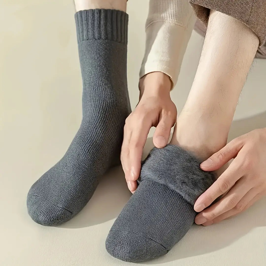 Chaussettes d’hiver d’homme épaisses en tricot gris, avec un revêtement supérieur duveteux et moelleux, dans une couleur aléatoire pour une utilisation par temps froid
