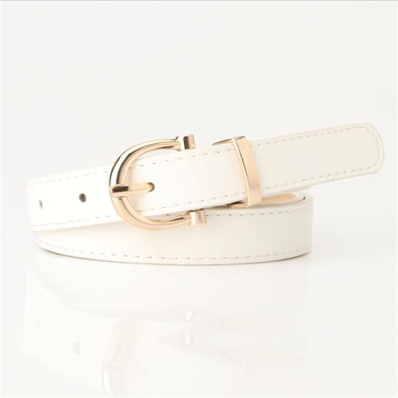 Cinturón de piel sintética (PU) blanco con hebilla de tono dorado, diseñado como un accesorio de cintura para mujer.