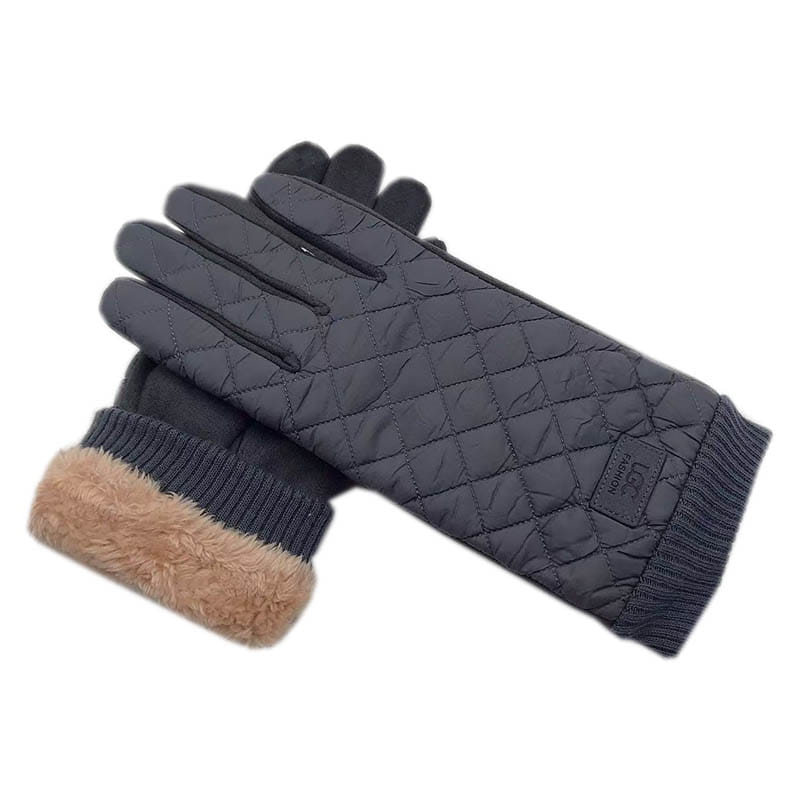 Gants d’hiver pour femmes en écran tactile thermiques matelassés gris foncé, avec doublure en polaire beige clair et poignets côtelés, présentés du côté arrière et avec un écusson de marque discret au niveau du poignet.