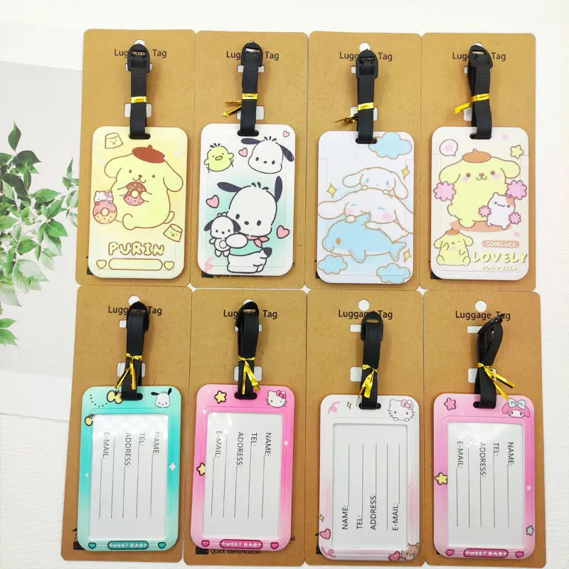 Ensemble de huit étiquettes de bagage Hello Kitty colorées en plastique souple, avec des sangles noires et des accents jaunes, mettant en scène des personnages de dessin animé tels que Pompompurin, Cinnamoroll et Hello Kitty, pour l’identification de la valise.