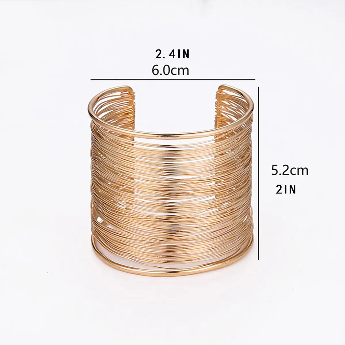 Bracelet manchette en fil plaqué or ton sur ton, composé de plusieurs fils métalliques fins entrelacés.