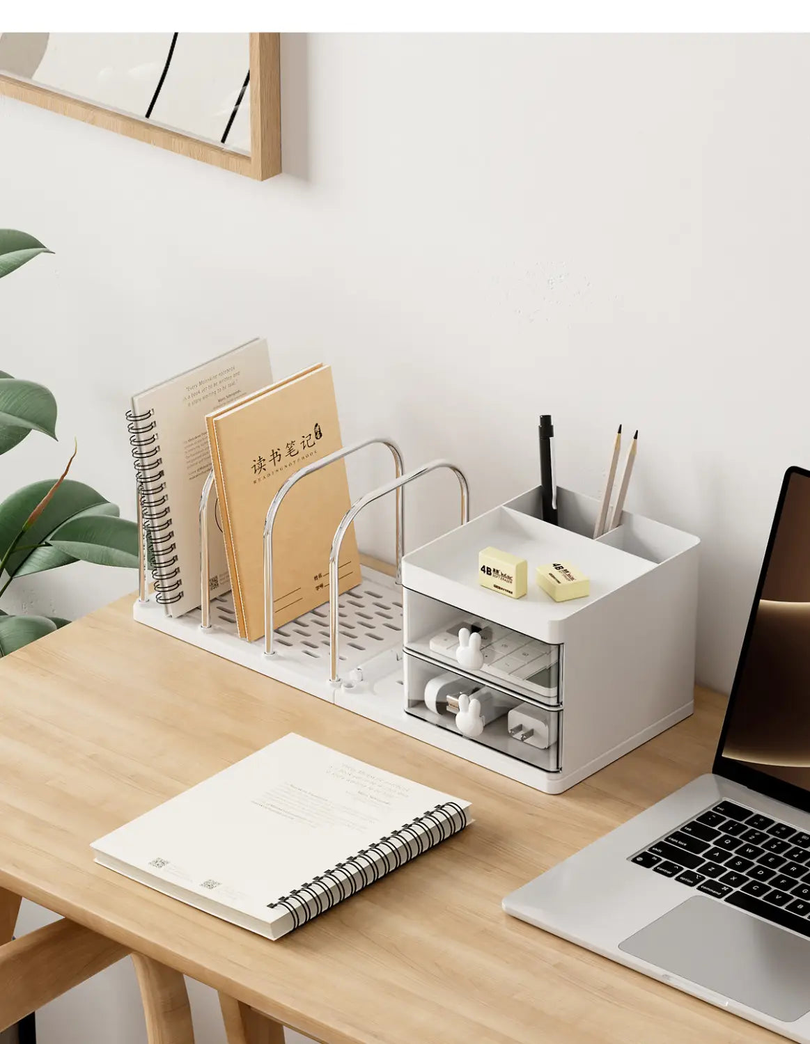 Organisateur de bureau en plastique blanc pour livres avec tiroirs transparents et arceaux en métal tenant des cahiers, avec une horloge intégrée et des compartiments de rangement.